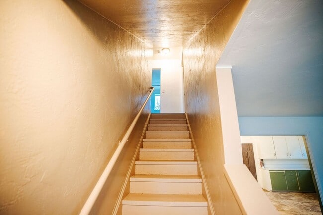 Building Photo - Spacious 4-bedroom, 2-bath single-family home located in a desirable Eureka neighborhood near Hen...