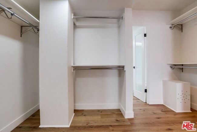 Building Photo - 435 N Oakhurst Dr