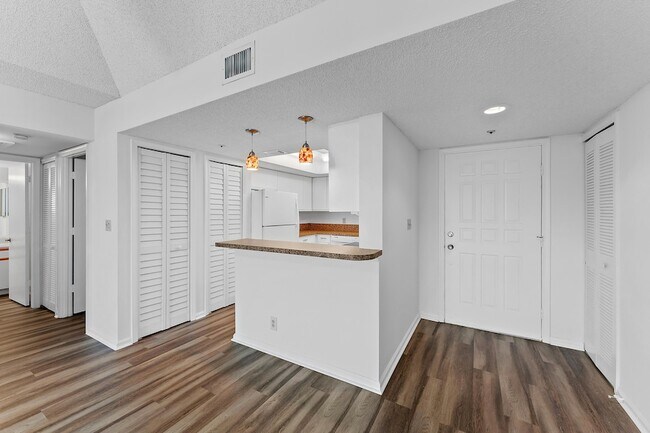 Building Photo - 700 Uno Lago Dr