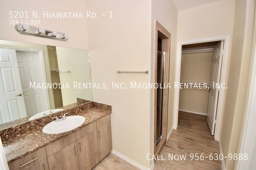 Building Photo - 5201 N Hiawatha Dr