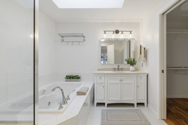 Building Photo - Charming Home in the Heart of Gig Harbor