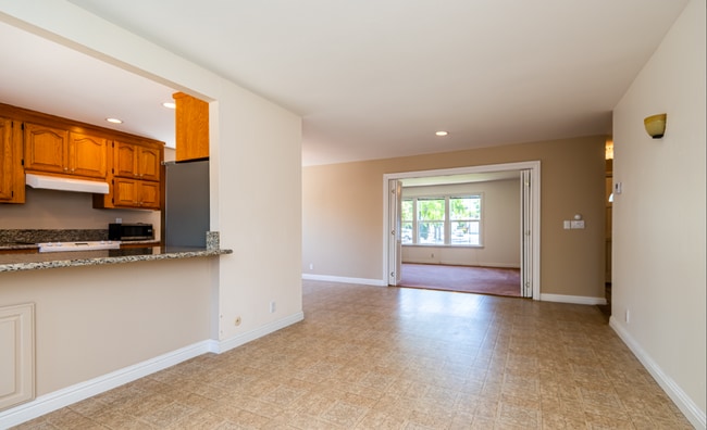 Building Photo - Lovely Home | Central A/C | Swimming Pool