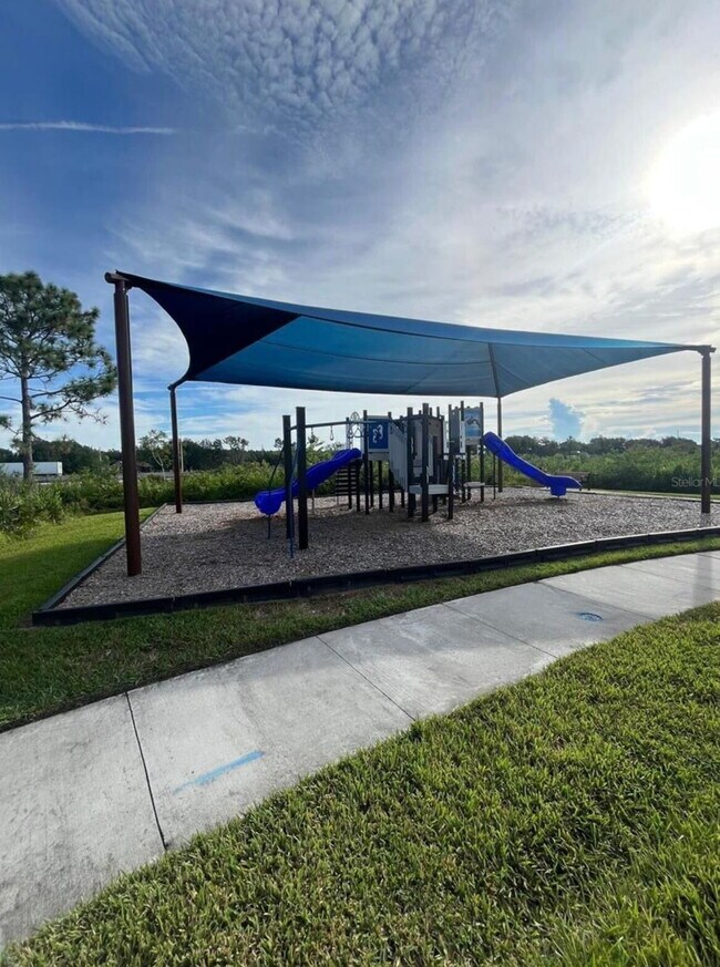 Building Photo - "Charming 3-Bed Townhouse with 2.5 Baths in St. Cloud's Serene Burrowing Owl Loop!"