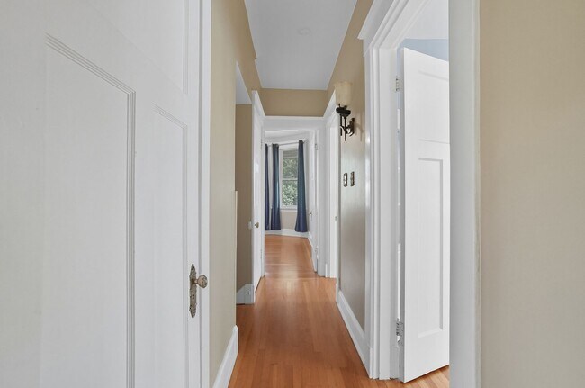 Building Photo - 6 Bed/3 Bath Remodeled Hyde Park Home w/Ce...