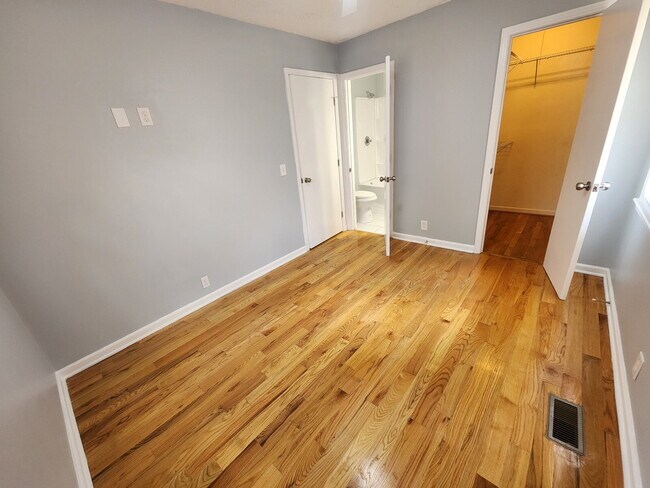 Building Photo - NEWLY REMODELED 3BR, 2BA Duplex Unit in He...
