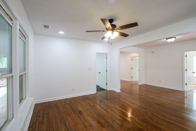 Building Photo - Spacious 4 Bedroom, 2.5 Bath Home in Savan...