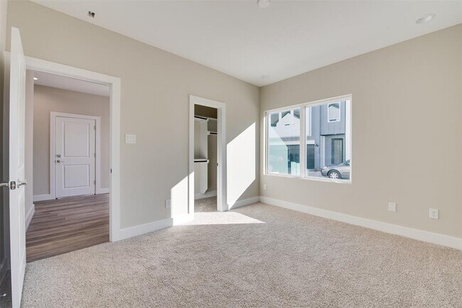 Building Photo - 2915 Sherwood Grn Ln