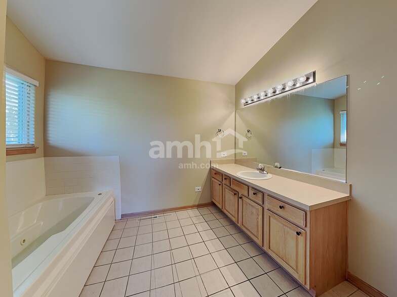 Building Photo - 916 Mazalin Dr