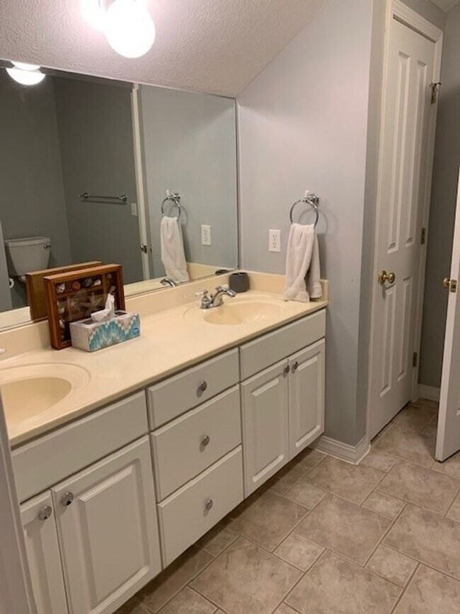 Building Photo - Furnished 4 Bedroom 3 Bath House in Kimberling City, MO with 2 car garage-Seasonal Lake View