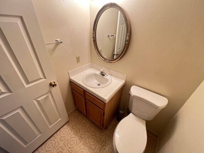 Building Photo - Spacious 2 bedroom 2nd floor unit