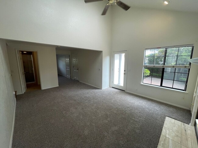 Building Photo - 1095 Robin Cir