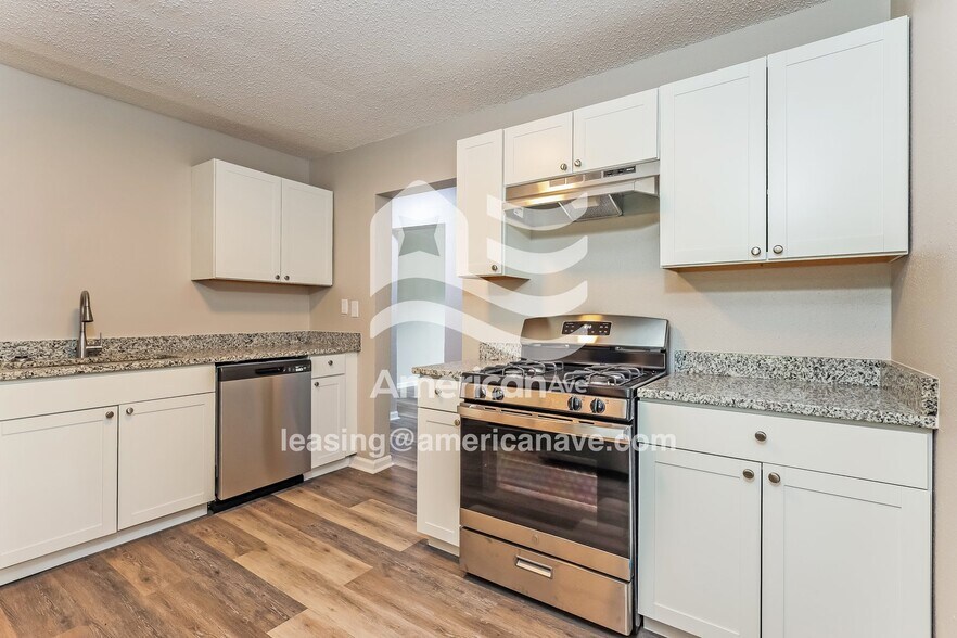 Building Photo - 536 E Ute St