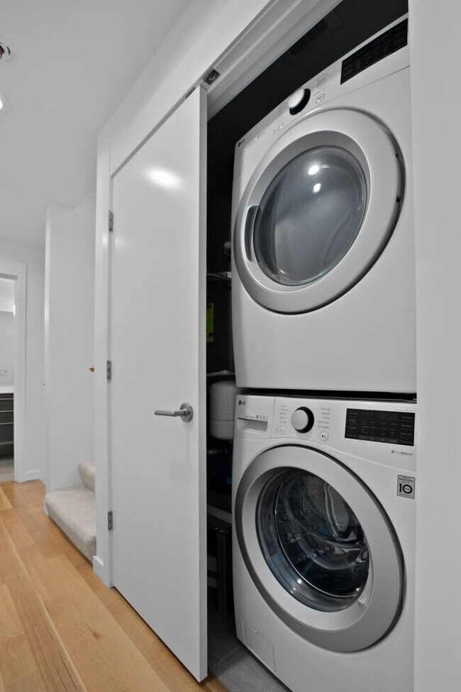 Building Photo - Sweet Ultra-Modern Air-Conditioned West Seattle Townhome w/ Parking