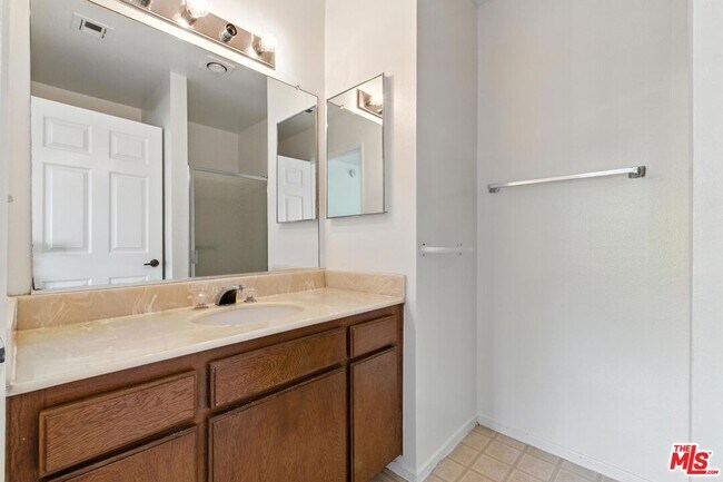 Building Photo - 11127 La Maida St