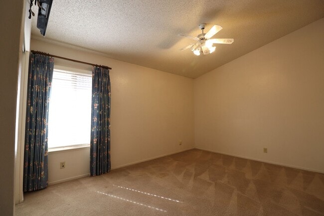 Building Photo - Preisker Gardens Three Bedroom