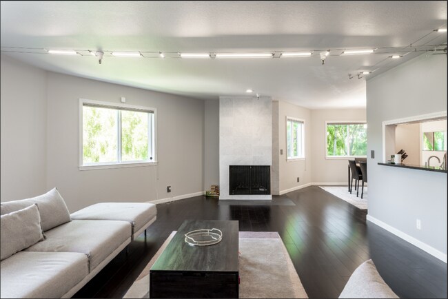 Building Photo - EPIC REA -End-unit AND TOP TWO floors (pen...