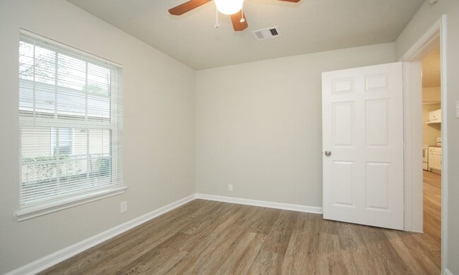 Building Photo - 2 bed 1 bath row house on corner lot in 77004!