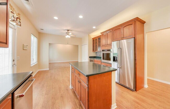 Building Photo - 11 Beaconsfield Ct