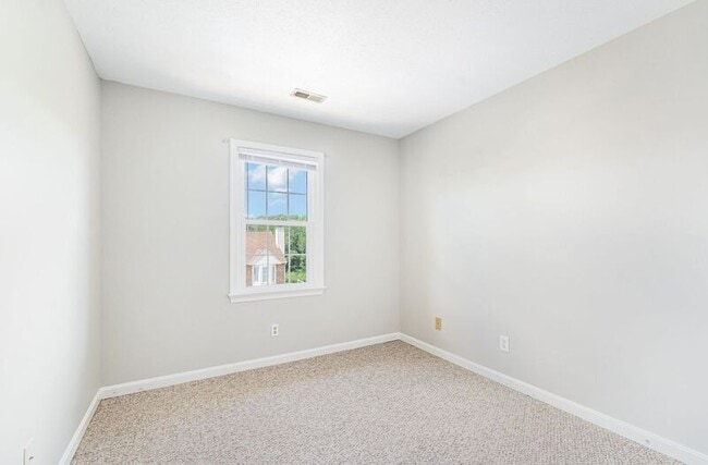 Building Photo - 204 Barrie Pl