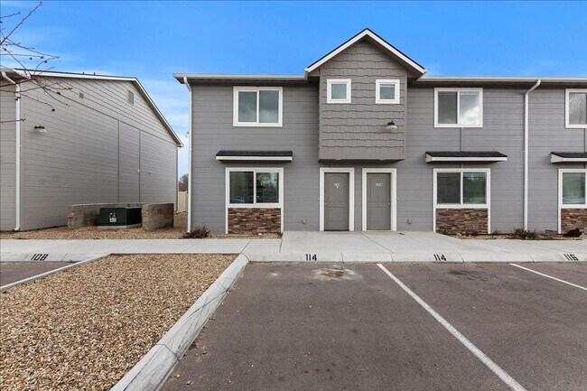Building Photo - Like new 3 bedroom.