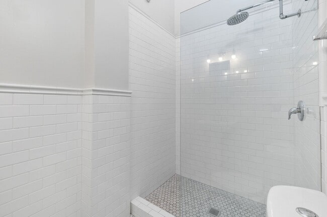 Building Photo - Great Hillcrest Studio