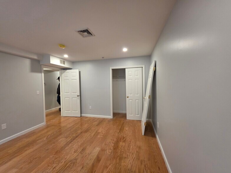 Building Photo - 34 Raymond St