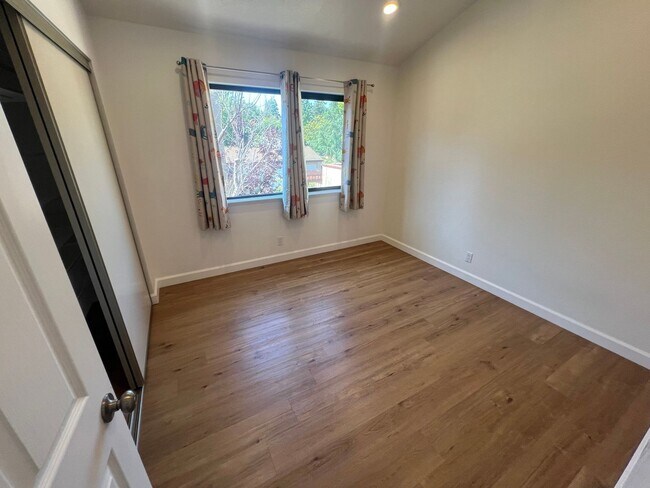 Building Photo - Beautiful upgraded 3 bed 2.5 bath Townhous...