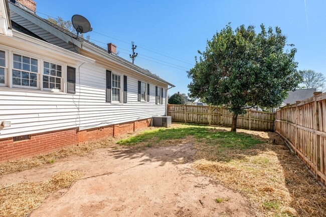 Building Photo - ELECTRICITY INCLUDED on this Renovated 2 B...
