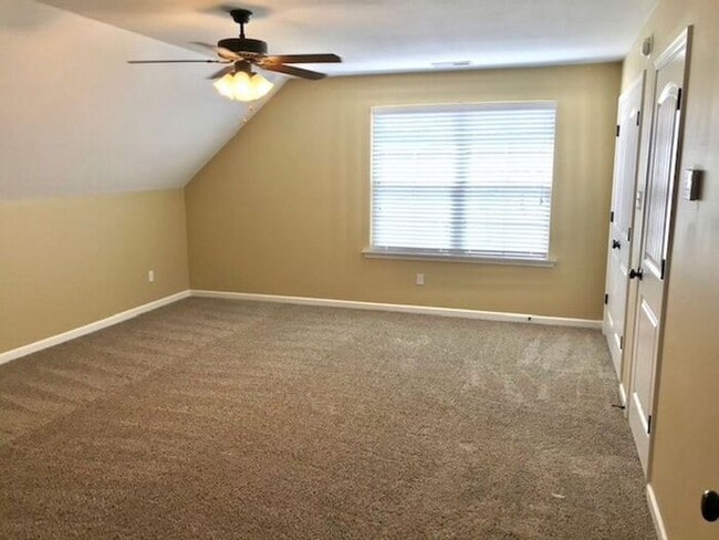 Building Photo - Now Leasing a Spacious 4 Bedroom 2 Bath Ho...