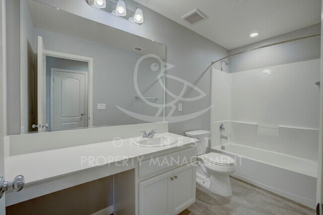 Building Photo - Beautifully maintained and modern 4-bedroom, 2-bathroom