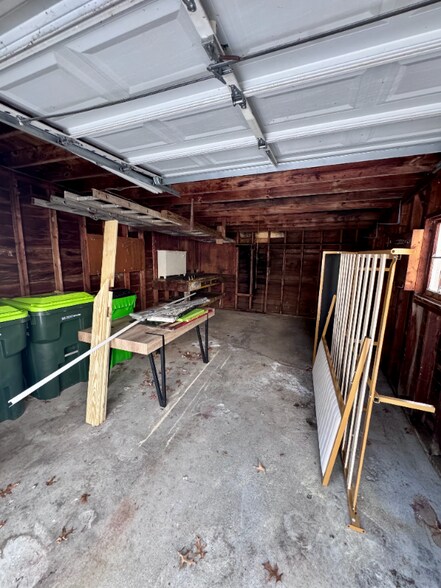 Building Photo - 196 S Point Dr