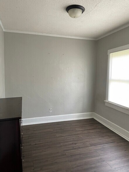 Building Photo - 422 5th Ave NW