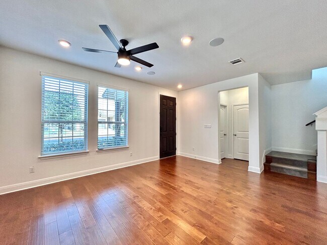 Building Photo - Beautiful and Contemporary 3 BR / 2.5 BA H...