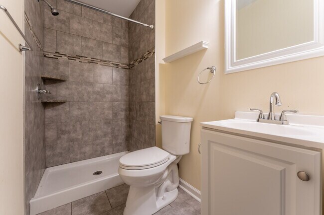 Building Photo - Donelson 3 Bedroom 2 Bath Apartment in Duplex