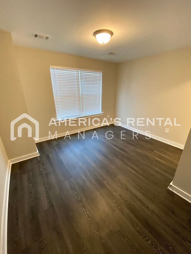 Building Photo - Home in Brookwood... Available now!!