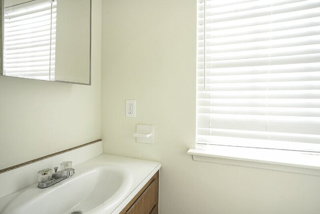 Building Photo - 3312 Larkspur Ct