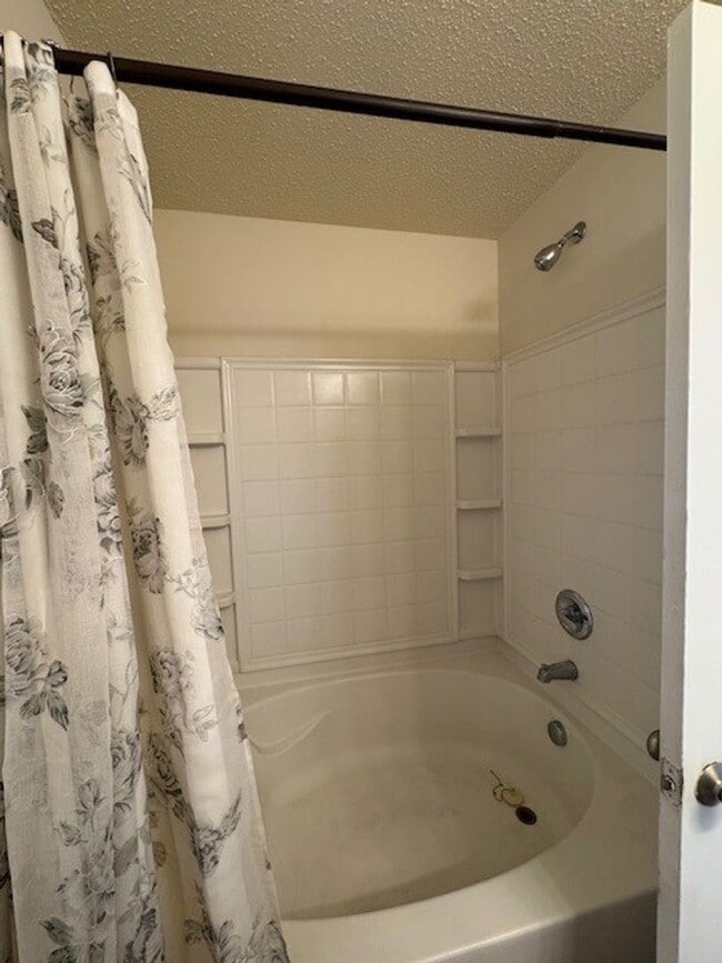 Building Photo - READY TO MOVE IN! 2 Beds 2 Baths!