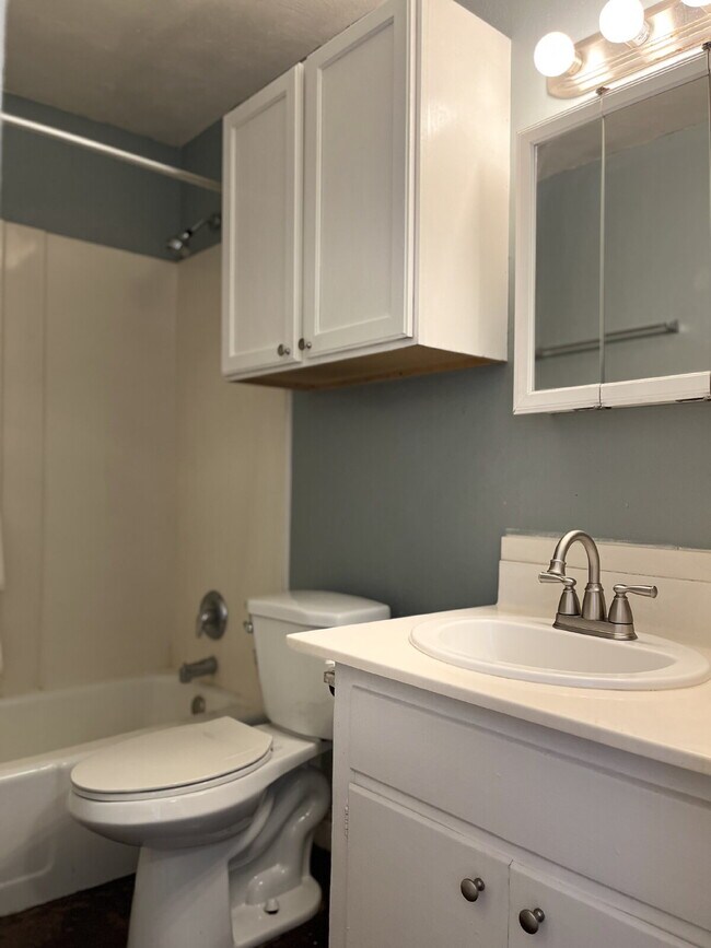 Building Photo - Cute 2/1 Duplex in Great Location!