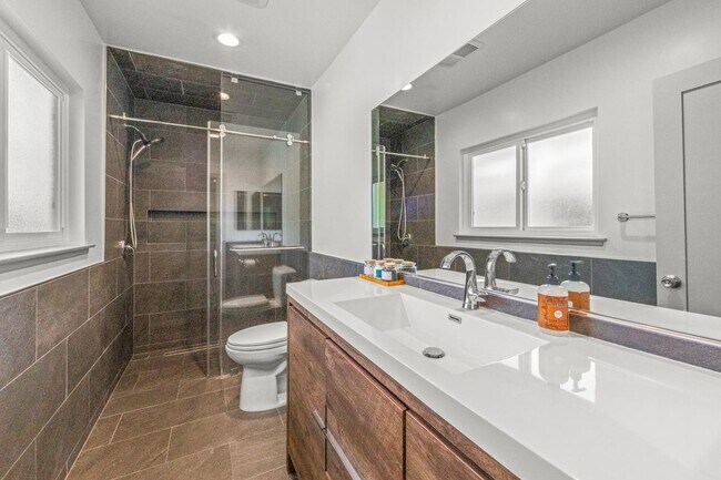 Building Photo - 1558 Wakefield Ave