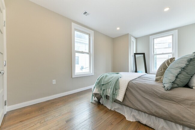 Building Photo - 14-16-16 Newport St