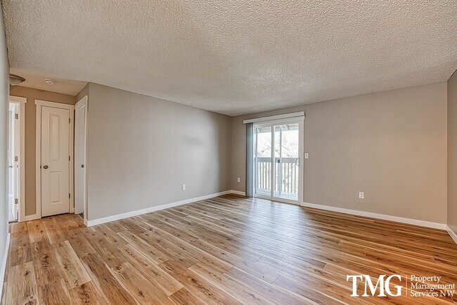 Building Photo - 2 BD Unit with Covered Deck