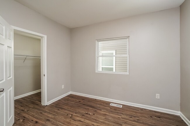 Building Photo - 810 Sutcliffe Ave