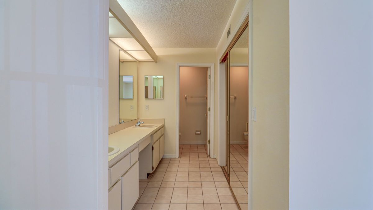 Building Photo - 15206 W Pond Woods Dr