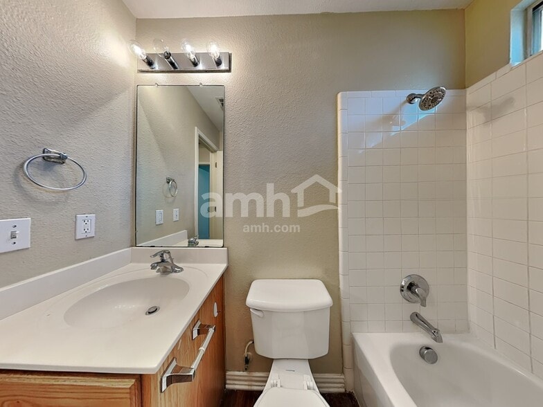 Building Photo - 136 Goddard