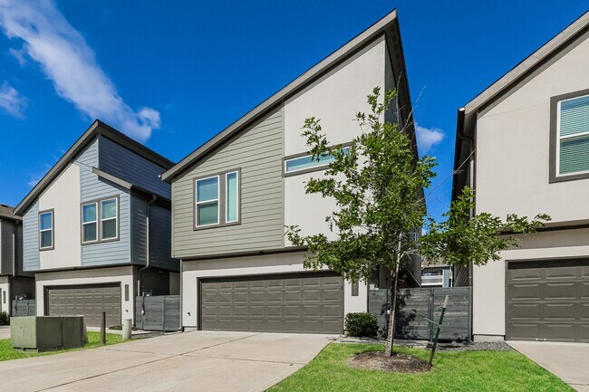Building Photo - 18322 W Centro Cir