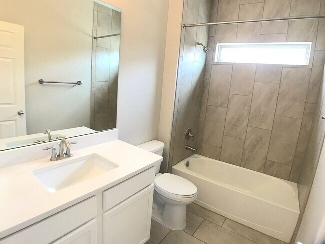 Building Photo - Los Lunas 3 bedroom! Tile Throughout! Refrigerated Air! Spacious living area