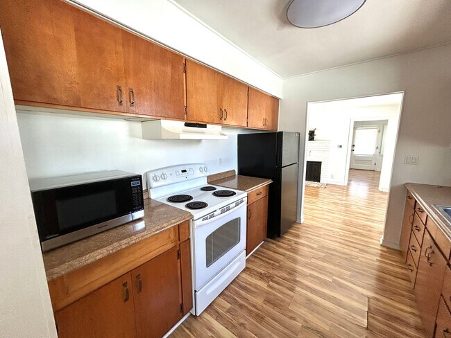 Building Photo - Charming 3BD, 1BA Beach House Near Alki
