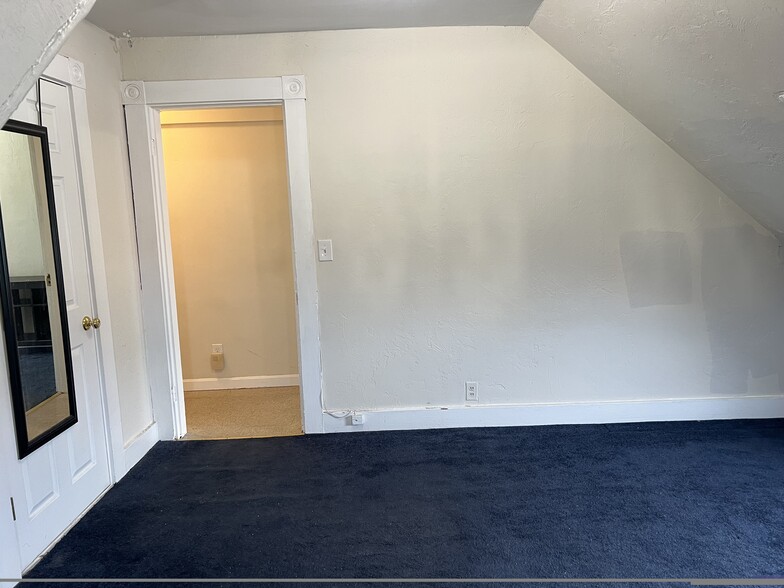 Building Photo - 122 Inman St