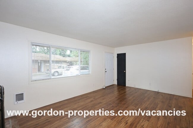 Building Photo - SE Green Vista Dr - Milwaukie 2 bedroom du...