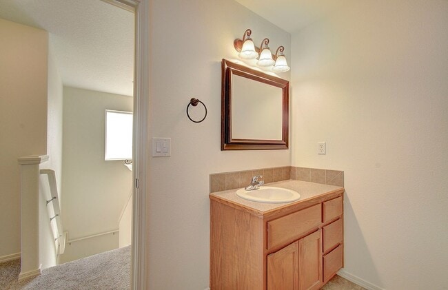 Building Photo - Beautiful Townhome- 3 Bedrooms